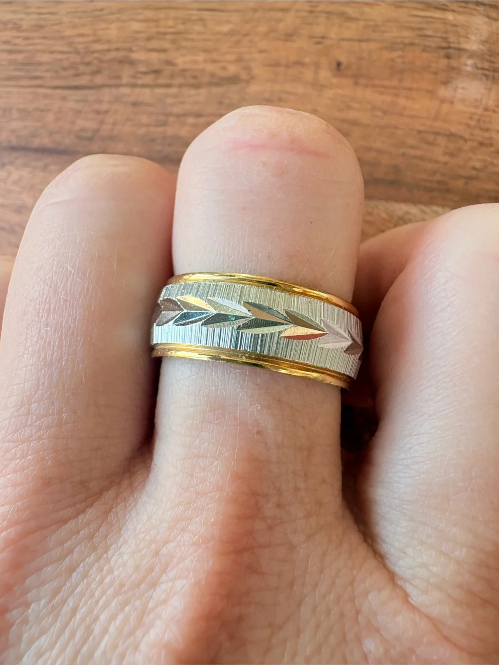 Classic Two-Tone Arrow Pattern Women's Band - Size 7.5